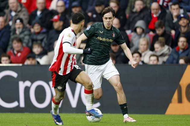 EINDHOVEN - (L-R) Leo Sauer of Feyenoord, Sergino Dest of PSV Eindhoven during the Dutch Eredivisie match between PSV and Feyenoord at the Phillips Stadium on February 1, 2026, in Eindhoven, Netherlands. MAURICE VAN STEEN ANP Eredivisie 2025-2026 xVIxANPxSportx xxANPxIVx 549340272 originalFilename: 549340272.jpg