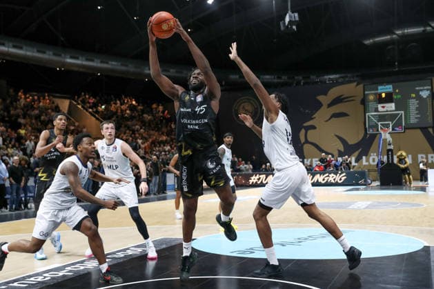 01 02 2026, xgox, Basketball easyCredit BBL Basketball Loewen Braunschweig MLP Academics Heidelberg emspor, v l Oluwasimisola Shittu Braunschweig, 45 am Ball, plays the ball Braunschweig