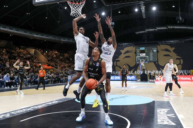 01 02 2026, xgox, Basketball easyCredit BBL Basketball Loewen Braunschweig MLP Academics Heidelberg emspor, v l Osum Osunniyi Heidelberg, 12 , Michael Weathers Heidelberg, 20 , David NGuessan Braunschweig, 1 zweo Braunschweig
