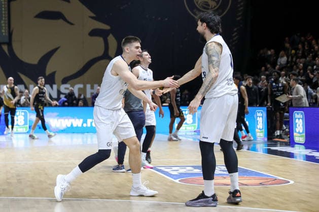 01 02 2026, xgox, Basketball easyCredit BBL Basketball Loewen Braunschweig MLP Academics Heidelberg emspor, v l Dusan Neskovic Heidelberg, 7 , Marcel Kessen Heidelberg, 15 Cheering about the victory, cheering after the end of the game Braunschweig