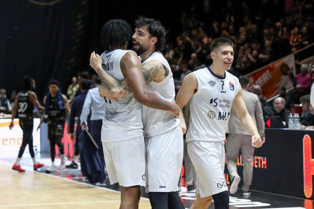 01 02 2026, xgox, Basketball easyCredit BBL Basketball Loewen Braunschweig MLP Academics Heidelberg emspor, f l Marcel Kessen Heidelberg, 15 , Dusan Neskovic Heidelberg, 7 Cheering about the victory, cheering after the end of the game Braunschweig