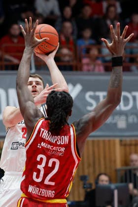 from left to right Moritz Krimmer Bamberg Baskets, 27 and Charles Thompson Fitness First Wuerzburg Baskets, 32 , 01 02 2026, Basketball, BBL, Fitness First Wuerzburg Baskets vs BMA365 Bamberg Baskets, GER, Wuerzburg, Tectake Arena Copyright: HMBxMedia xHeikoxBecker