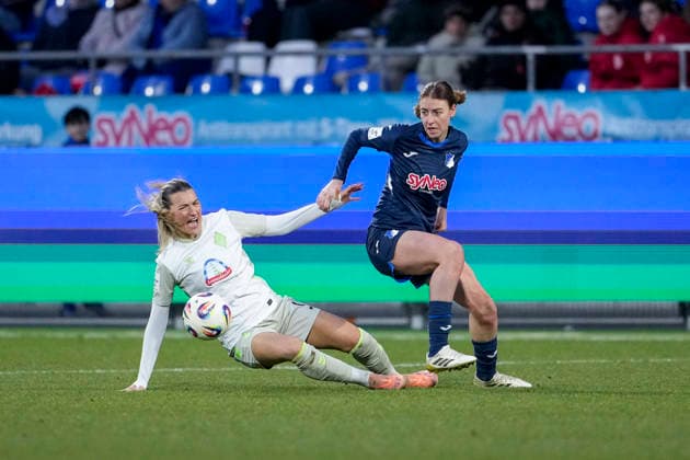 v li Medina Desic Werder, 9 , Lisa Doorn TSG, 14 , duel, duel, tackle, tackling, dynamics, action, action, 01 02 2026, Sinsheim Hoffenheim Germany , Football, Google Pixel Women Bundesliga, TSG 1899 Hoffenheim SV Werder Bremen, DFB DFL REGULATIONS PROHIBIT ANY USE OF PHOTOGRAPHS AS IMAGE SEQUENCES AND OR QUASI VIDEO xozx