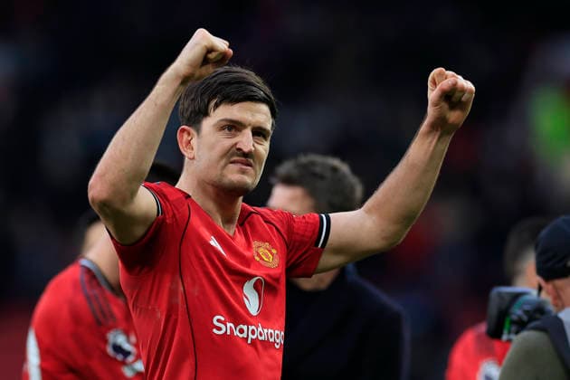 Manchester United, ManU v Fulham, Premier League Harry Maguire (5) of Manchester United celebrates the 3-2 victory at the end of the Premier League match between Manchester United and Fulham at Old Trafford, Manchester, UK on 1 February 2026. Manchester Old Trafford Greater Manchester UK Editorial use only DataCo restrictions apply See www.football-dataco.com , Copyright: xConorxMolloyx PSI-23668-0091