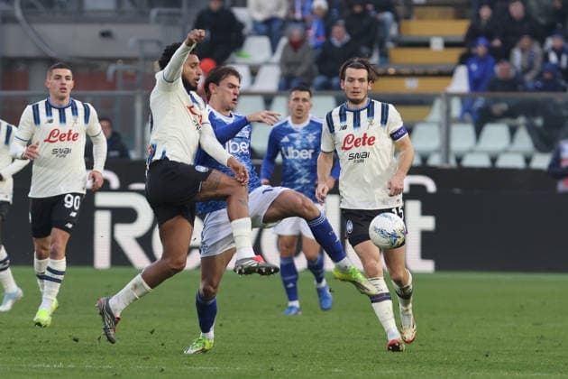 ComoÕs Atalanta s EdersonComoÕs Nico Paz during the Serie A soccer match between Como and Atalanta at the Giuseppe Sinigaglia stadium in Como, north Italy - February 1, 2026 - Soccer.  Copyright: xAntonioxSaiai LaPressex