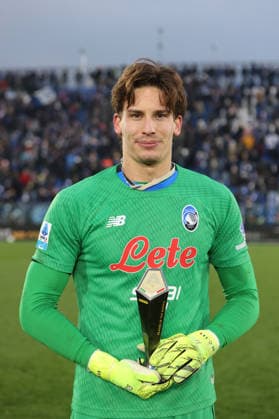 Como™s Atalanta™s goalkeeper Marco Carnesecchi Panini Player of the match Serie A Enilive 2025 2026 during the Serie A soccer match between Como and Atalanta at the Giuseppe Sinigaglia stadium in Como, north Italy - February 1, 2026 - Soccer.  Copyright: xAntonioxSaiai LaPressex