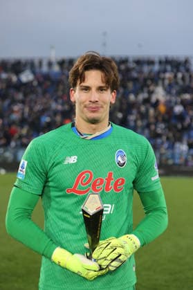Como™s Atalanta™s goalkeeper Marco Carnesecchi Panini Player of the match Serie A Enilive 2025 2026 during the Serie A soccer match between Como and Atalanta at the Giuseppe Sinigaglia stadium in Como, north Italy - February 1, 2026 - Soccer.  Copyright: xAntonioxSaiai LaPressex