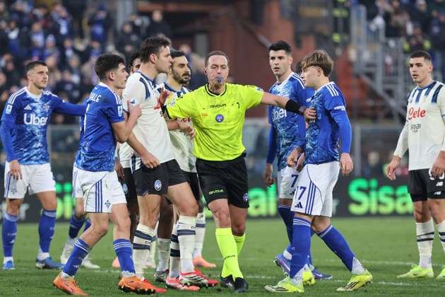 ComoÕs Referee Pairetto during the Serie A soccer match between Como and Atalanta at the Giuseppe Sinigaglia stadium in Como, north Italy - February 1, 2026 - Soccer.  Copyright: xAntonioxSaiai LaPressex
