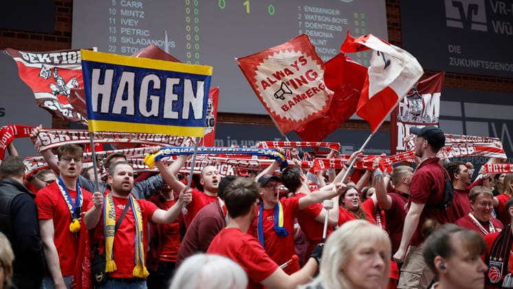 from left to right Bamberg fans in Wuerzburg 01 02 2026, Basketball, BBL, Fitness First Wuerzburg Baskets vs BMA365 Bamberg Baskets, GER, Wuerzburg, Tectake Arena Copyright: HMBxMedia xHeikoxBecker