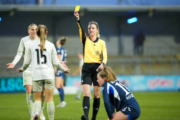 Soccer Google Pixel Women Bundesliga, Matchday 16, TSG Hoffenheim SV Werder Bremen on 01 02 2026 in Hoffenheim Dietmar Hopp Stadion , Germany, Season 2025 2026 DFB DFL REGULATIONS PROHIBIT ANY USE OF PHOTOGRAPHS as IMAGE SEQUENCES and or QUASI VIDEO Miriam Schwermer Referee shows Weiß, Michelle 15,SVW the yellow card after a foul on Ampoorter, Valesca 18,TSG Hoffenheim Dietmar Hopp Stadion Germany Copyright: xChristophxKinzingerx