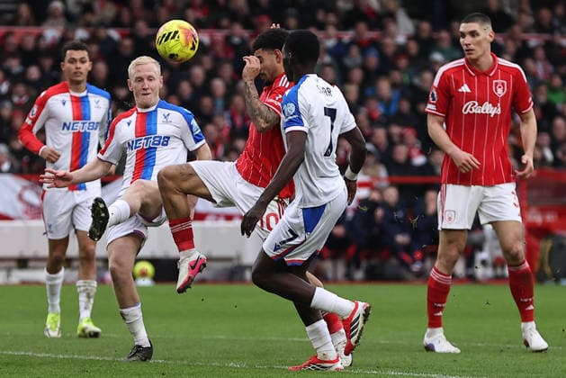 Nottingham Forest v Crystal Palace, Premier League Will Hughes of Crystal Palace and Morgan Gibbs-White of Nottingham Forest go for the ball during the Nottingham Forest v Crystal Palace Premier League match at the City Ground, West Bridgford, England on 1 February 2026 Credit: Ryan Crockett Every Second Media Editorial use only. All images are copyright Every Second Media Limited. No images may be reproduced without prior permission. All rights reserved. Premier League and Football League images are subject to licensing agreements with Football DataCo Limited. see https: www.football-dataco.com Copyright: xIMAGO EveryxSecondxMediax ESM-1783-0074 RyanxCrockettx xEveryxSecondxMediax
