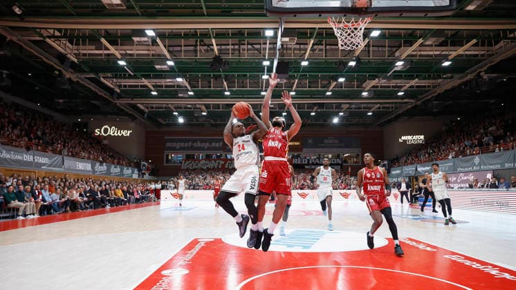 f l n r Cobe Williams Bamberg Baskets, 24 and Davion Mintz Fitness First Wuerzburg Baskets, 10 , 01 02 2026, Basketball, BBL, Fitness First Wuerzburg Baskets vs BMA365 Bamberg Baskets, GER, Wuerzburg, Tectake Arena Copyright: HMBxMedia xHeikoxBecker