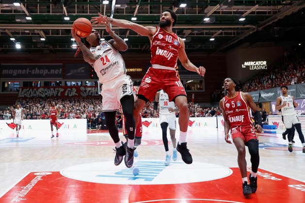 f l n r Cobe Williams Bamberg Baskets, 24 and Davion Mintz Fitness First Wuerzburg Baskets, 10 , 01 02 2026, Basketball, BBL, Fitness First Wuerzburg Baskets vs BMA365 Bamberg Baskets, GER, Wuerzburg, Tectake Arena Copyright: HMBxMedia xHeikoxBecker