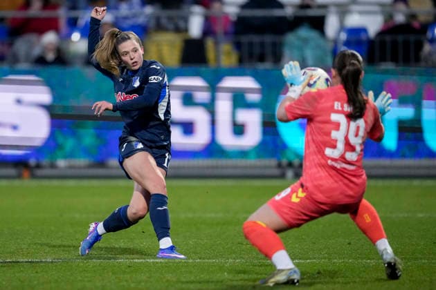v li Valesca Ampoorter TSG, 18 , Mariella El Sherif Goalkeeper, Goalkeeper, Werder, 39 , fails to score, shot on goal, goal chance, chance, action, action scene, 01 02 2026, Sinsheim Hoffenheim Germany , Football, Google Pixel Women Bundesliga, TSG 1899 Hoffenheim SV Werder Bremen, DFB DFL REGULATIONS PROHIBIT ANY USE OF PHOTOGRAPHS AS IMAGE SEQUENCES AND OR QUASI VIDEO xozx