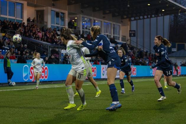 Lisa Doorn 14 TSG Hoffenheim in a duel with Michelle Weiß 15 SV Werder Bremen , while Valesca Ampoorter 18 TSG Hoffenheim is in action duel and ball control Copyright: xspeedshotx