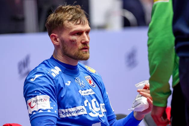 01 02 2026, Handball, Men s EHF EURO 2026, Iceland Croatia, Jyske Bank Boxing in Herning, Denmark, Placement Match 3 4 David Mandic Croatia 39 with stapled wound in the face on the bench Denmark