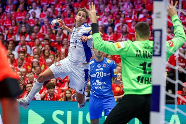 01 02 2026, Handball, Men s EHF EURO 2026, Iceland Croatia, Jyske Bank Boxen in Herning, Denmark, Placement Match 3 4 Bjarki Mar Elisson Iceland 08 throws the ball on goal Matej Mandic Croatia 12 Denmark