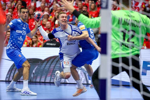 01 02 2026, Handball, Men s EHF EURO 2026, Iceland Croatia, Jyske Bank Boxen in Herning, Denmark, Placement Match 3 4 Gisli Thorgeir Kristjansson Iceland 10 throws the ball on goal Denmark
