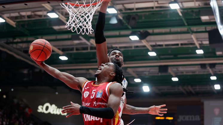 In the picture from left Marcus Carr Wuerzburg Baskets, 5 against Ejiofor Onu Bamberg Baskets, 35 01 02 2026, Fitness First Wuerzburg Baskets vs BMA 365 Bamberg Baskets, easyCredit BBL, Matchday 18, Germany, 97072, tectake Arena Wuerzburg, Copyright: HMBxMedia xJulienxBecker