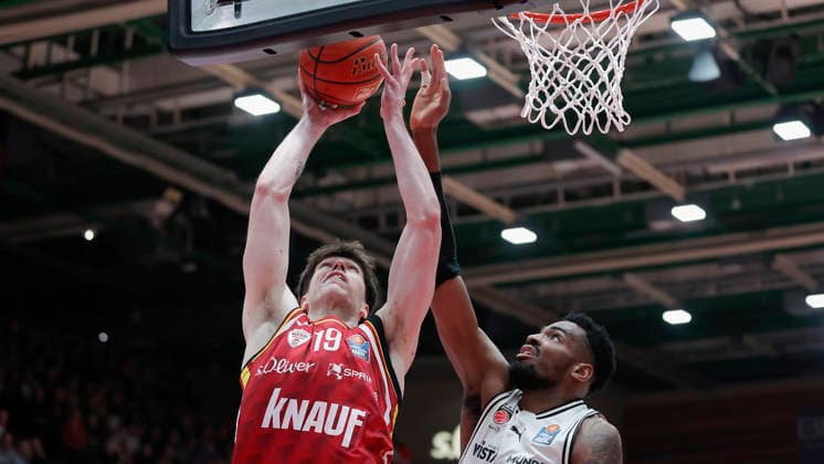 In the picture from left Christian Skladanowski Wuerzburg Baskets, 19 vs Ejiofor Onu Bamberg Baskets, 35 01 02 2026, Fitness First Wuerzburg Baskets vs BMA 365 Bamberg Baskets, easyCredit BBL, Matchday 18, Germany, 97072, tectake Arena Wuerzburg, Copyright: HMBxMedia xJulienxBecker