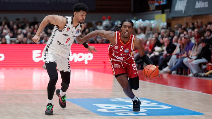 In the picture from left Ibi Watson Bamberg Baskets, 2 against Marcus Carr Wuerzburg Baskets, 5 01 02 2026, Fitness First Wuerzburg Baskets vs BMA 365 Bamberg Baskets, easyCredit BBL, Matchday 18, Germany, 97072, tectake Arena Wuerzburg, Copyright: HMBxMedia xJulienxBecker
