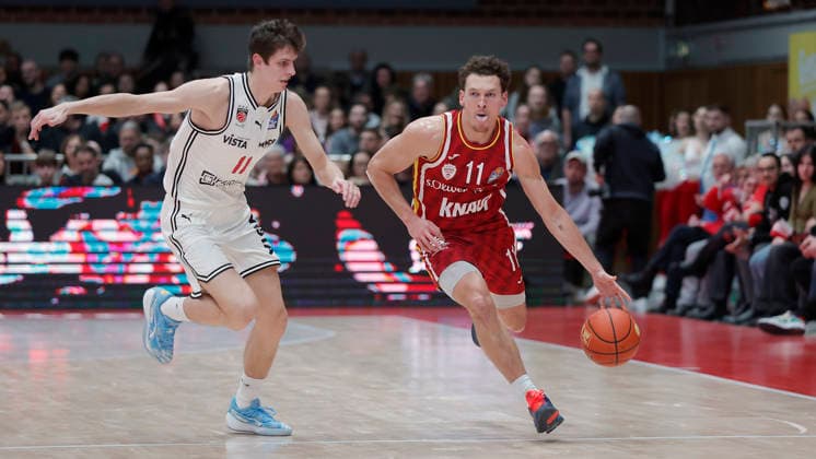 In the picture from left Richard Balint Bamberg Baskets, 11 against Brae Ivey Wuerzburg Baskets, 11 01 02 2026, Fitness First Wuerzburg Baskets vs BMA 365 Bamberg Baskets, easyCredit BBL, Matchday 18, Germany, 97072, tectake Arena Wuerzburg, Copyright: HMBxMedia xJulienxBecker