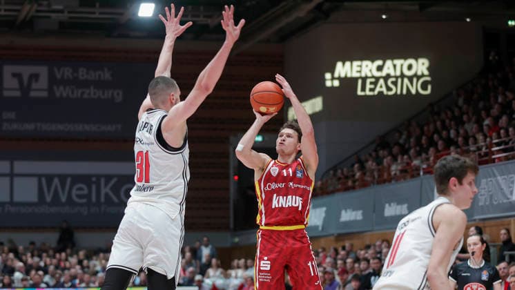 In the picture from left Daniel Keppeler Bamberg Baskets, 31 against Brae Ivey Wuerzburg Baskets three-pointer, 11 01 02 2026, Fitness First Wuerzburg Baskets vs BMA 365 Bamberg Baskets, easyCredit BBL, Matchday 18, Germany, 97072, tectake Arena Wuerzburg, Copyright: HMBxMedia xJulienxBecker