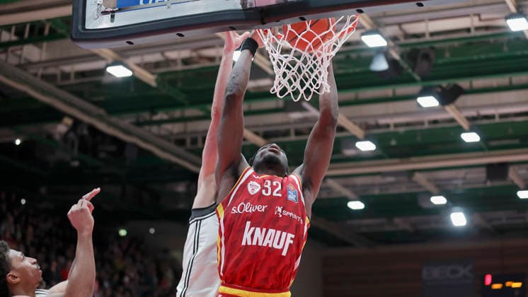 In the picture Charles Thompson Wuerzburg Baskets, 32 with the dunk 01 02 2026, Fitness First Wuerzburg Baskets vs BMA 365 Bamberg Baskets, easyCredit BBL, Matchday 18, Germany, 97072, tectake Arena Wuerzburg, Copyright: HMBxMedia xJulienxBecker
