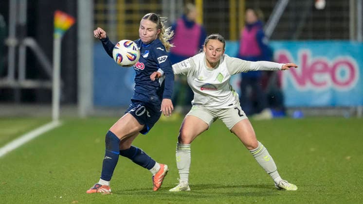 v li Laura Gloning TSG, 20 , Chiara D Angelo Werder, 2 , duel, duel, tackle, tackling, dynamics, action, action, 01 02 2026, Sinsheim Hoffenheim Germany , Football, Google Pixel Women Bundesliga, TSG 1899 Hoffenheim SV Werder Bremen, DFB DFL REGULATIONS PROHIBIT ANY USE OF PHOTOGRAPHS AS IMAGE SEQUENCES AND OR QUASI VIDEO xozx