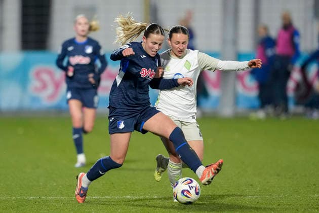 v li Laura Gloning TSG, 20 , Chiara D Angelo Werder, 2 , duel, duel, tackle, tackling, dynamics, action, action, 01 02 2026, Sinsheim Hoffenheim Germany , Football, Google Pixel Women Bundesliga, TSG 1899 Hoffenheim SV Werder Bremen, DFB DFL REGULATIONS PROHIBIT ANY USE OF PHOTOGRAPHS AS IMAGE SEQUENCES AND OR QUASI VIDEO xozx