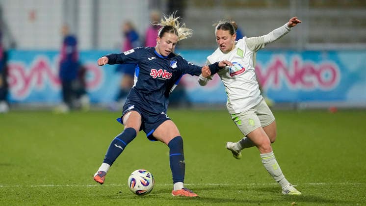 v li Laura Gloning TSG, 20 , Chiara D Angelo Werder, 2 , duel, duel, tackle, tackling, dynamics, action, action, 01 02 2026, Sinsheim Hoffenheim Germany , Football, Google Pixel Women Bundesliga, TSG 1899 Hoffenheim SV Werder Bremen, DFB DFL REGULATIONS PROHIBIT ANY USE OF PHOTOGRAPHS AS IMAGE SEQUENCES AND OR QUASI VIDEO xozx