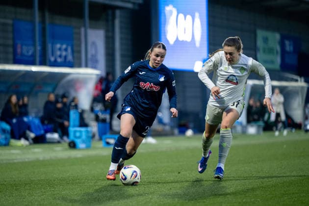Laura Gloning TSG Hoffenheim, 20 in duel with Mara Alber Werder Bremen, 37 , GER, TSG 1899 Hoffenheim vs SV Werder Bremen, Football Google Pixel Womens Bundesliga, Matchday 16, Season 2025 2026, 01 02 2026 DFB regulations prohibit any use of photographs as image sequences and or quasi video GER, TSG 1899 Hoffenheim vs SV Werder Bremen, Football Google Pixel Womens Bundesliga, Matchday 16, Season 2025 2026, 01 02 2026 Hoffenheim Copyright: xEibner-Pressefoto Memmlerx EP_MMR