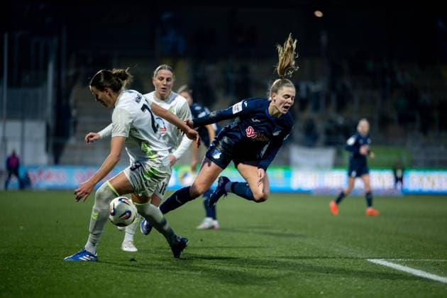 Valesca Ampoorter TSG Hoffenheim, 18 in duel with Hanna Nemeth Werder Bremen, 23 , GER, TSG 1899 Hoffenheim vs SV Werder Bremen, Football Google Pixel Womens Bundesliga, Matchday 16, Season 2025 2026, 01 02 2026 DFB regulations prohibit any use of photographs as image sequences and or quasi video GER, TSG 1899 Hoffenheim vs SV Werder Bremen, Football Google Pixel Womens Bundesliga, Matchday 16, Season 2025 2026, 01 02 2026 Hoffenheim Copyright: xEibner-Pressefoto Memmlerx EP_MMR