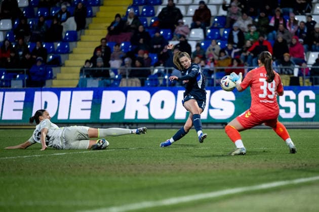 Valesca Ampoorter TSG Hoffenheim, 18 misses the goal chance in a duel with Mariella el Sherif Werder Bremen, 39 , GER, TSG 1899 Hoffenheim vs SV Werder Bremen, Football Google Pixel Womens Bundesliga, Matchday 16, Season 2025 2026, 01 02 2026 DFB regulations prohibit any use of photographs as image sequences and or quasi video GER, TSG 1899 Hoffenheim vs SV Werder Bremen, Football Google Pixel Womens Bundesliga, Matchday 16, Season 2025 2026, 01 02 2026 Hoffenheim Copyright: xEibner-Pressefoto Memmlerx EP_MMR