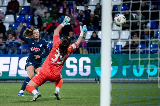 Valesca Ampoorter TSG Hoffenheim, 18 misses the goal chance in a duel with Mariella el Sherif Werder Bremen, 39 , GER, TSG 1899 Hoffenheim vs SV Werder Bremen, Football Google Pixel Womens Bundesliga, Matchday 16, Season 2025 2026, 01 02 2026 DFB regulations prohibit any use of photographs as image sequences and or quasi video GER, TSG 1899 Hoffenheim vs SV Werder Bremen, Football Google Pixel Womens Bundesliga, Matchday 16, Season 2025 2026, 01 02 2026 Hoffenheim Copyright: xEibner-Pressefoto Memmlerx EP_MMR