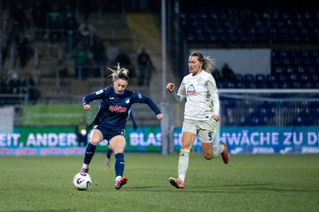 Janna Grimm TSG Hoffenheim, 26 on the ball in front of Medina Desic Werder Bremen, 09 , GER, TSG 1899 Hoffenheim vs SV Werder Bremen, Football Google Pixel Women Bundesliga, 16 Matchday, Season 2025 2026, 01 02 2026 DFB regulations prohibit any use of photographs as image sequences and or quasi video GER, TSG 1899 Hoffenheim vs SV Werder Bremen, Football Google Pixel Women Bundesliga, 16 Matchday, Season 2025 2026, 01 02 2026 Hoffenheim Copyright: xEibner-Pressefoto Memmlerx EP_MMR