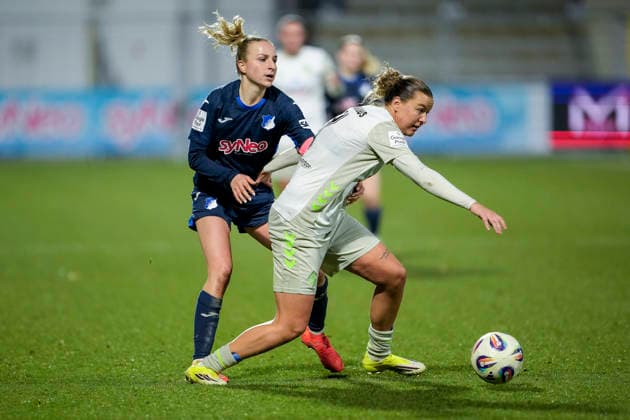 v li Vanessa Diehm TSG, 6 , Larissa Mühlhaus Werder, 7 , duel, duel, tackle, tackling, dynamics, action, action, 01 02 2026, Sinsheim Hoffenheim Germany , Football, Google Pixel Women Bundesliga, TSG 1899 Hoffenheim SV Werder Bremen, DFB DFL REGULATIONS PROHIBIT ANY USE OF PHOTOGRAPHS AS IMAGE SEQUENCES AND OR QUASI VIDEO xozx