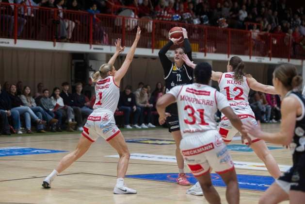 On the ball No. 12 Rowie Jongeling NED, TKH GiroLive Panthers Osnabrück 57 71 TK Hannover Luchse 1 DBBL 17 Matchday GiroLive Panthers Osnabrück vs TK Hannover Luchse