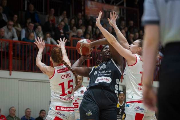 On the ball No. 20 Serena Manala FRA, TKH GiroLive Panthers Osnabrück 57 71 TK Hannover Luchse 1 DBBL 17 Matchday GiroLive Panthers Osnabrück vs TK Hannover Luchse