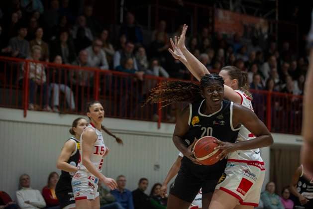 On the ball No. 20 Serena Manala FRA, TKH GiroLive Panthers Osnabrück 57 71 TK Hannover Luchse 1 DBBL 17 Matchday GiroLive Panthers Osnabrück vs TK Hannover Luchse