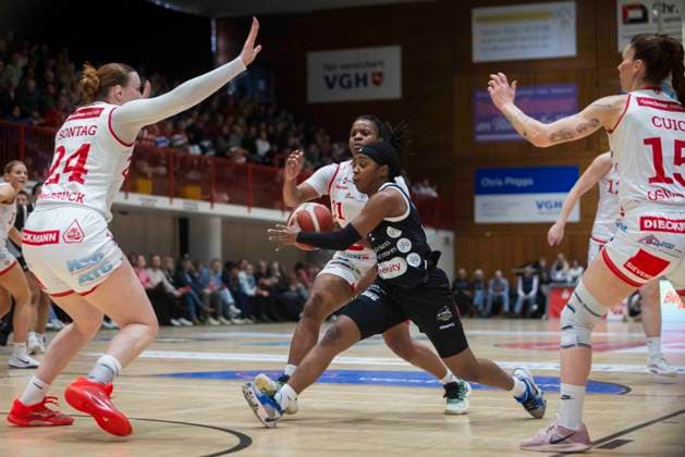 On the ball No. 2 Lashae Dwyer CAN, TKH GiroLive Panthers Osnabrück 57 71 TK Hannover Luchse 1 DBBL 17 Matchday GiroLive Panthers Osnabrück vs TK Hannover Luchse