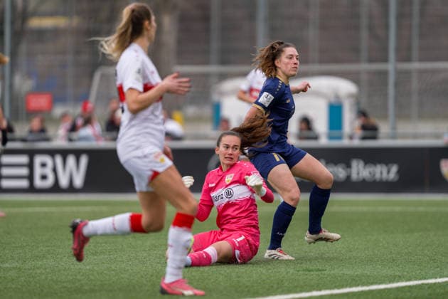 01 02 2026, Soccer, 2 Womens Bundesliga, 2025 2026, Matchday 15, VfB Stuttgart SG 99 Andernach Leonie Krump 10 Andernach plays around goalkeeper Kiara Beck 1 VfB Stuttgart