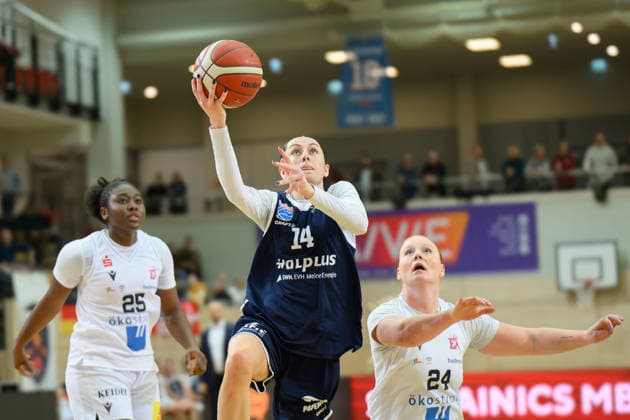 Eboni Walker Freiburg, 25 , Katelyn Shumate Lions, 14 , Abigail Ann Prohaska Freiburg, 24 , Syntainics MBC vs Eisvoegel USC Freiburg, Women, Basketball, 1 Bundesliga, DBBL, Main Round, 17 Matchday, Season 2025 26, 01 02 2026 Halle SWH Arena Sachsen Anhalt Germany