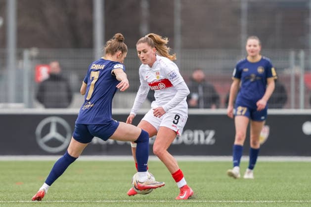 01 02 2026, Football, 2 Womens Bundesliga, 2025 2026, Matchday 15, VfB Stuttgart SG 99 Andernach Carolin Schraa 7 Andernach with the ball at her feet Julia Glaser 9 VfB Stuttgart still assessing the situation