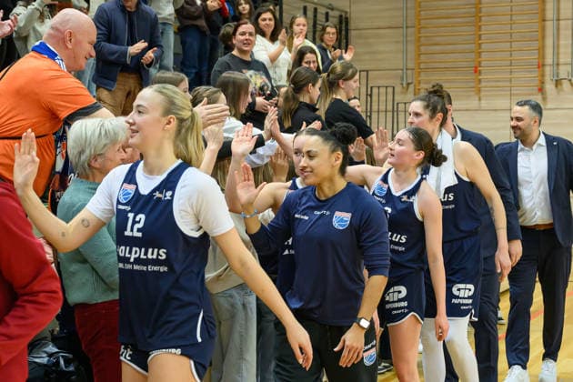 Lions high-fiving with fans after the 78 68 home win, Syntainics MBC vs Eisvoegel USC Freiburg, Women, Basketball, 1 Bundesliga, DBBL, Main round, 17 Matchday, Season 2025 26, 01 02 2026 Halle SWH Arena Sachsen Anhalt Germany