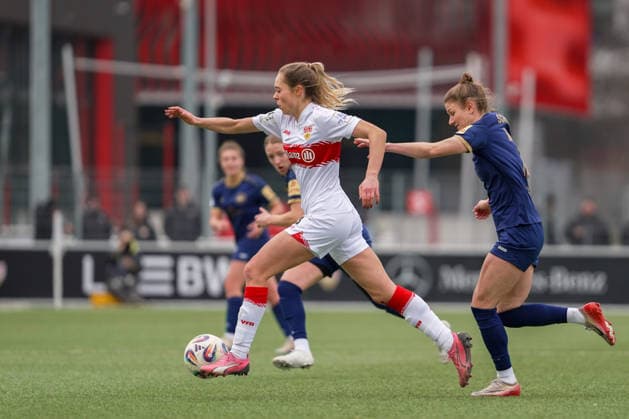 01 02 2026, Football, 2 Womens Bundesliga, 2025 2026, Matchday 15, VfB Stuttgart SG 99 Andernach Janina Hechler 16 VfB Stuttgart escapes Carolin Schraa 7 Andernach