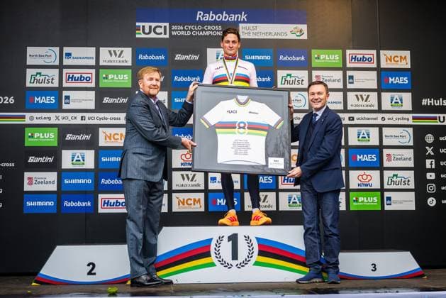 HULST , 01 02-2026 , UCI Cyclo-cross World Championships day 3 , Sunday men™s elite , WK veldrijden , picture shows Koning Willem Alexander hands out shirt to Mathieu VAN DER POEL (NED) UCI Cyclo-cross World Championships (Sunday)  x201247496x Copyright:
