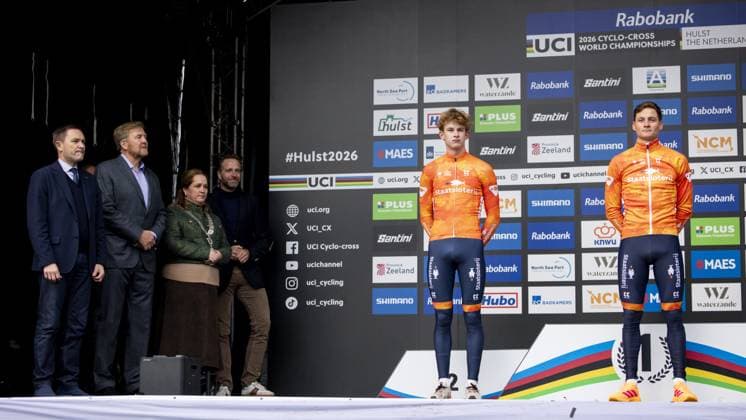 HULST - King Willem-Alexander on the podium with winner Mathieu van der Poel after the Cyclocross World Championships in Hulst, Zeeland. IRIS VAN DEN BROEK ANP xVIxANPxSportx xxANPxIVx 549345021 originalFilename: 549345021.jpg