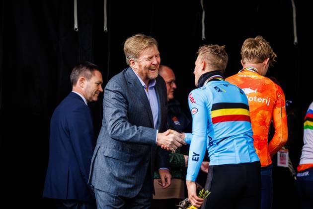 HULST , 01 02-2026 , UCI Cyclo-cross World Championships day 3 , Sunday men™s elite , WK veldrijden , picture shows Thibau NYS (BEL) with Koning Willem Alexander UCI Cyclo-cross World Championships (Sunday)  x201247586x Copyright: