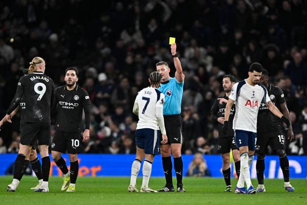 Spurs vs Man City, Premier League Xavi Simons of Tottenham Hotspur receives a yellow card in the first half during the Spurs vs Manchester City, Premier League match at the Tottenham Hotspur Stadium London. London Tottenham Hotspur Stadium UK Copyright: xMartinxDaltonx Spurs_vs_ManCity_010226_MD_011
